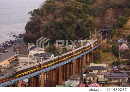 特別な列車の旅　リゾートやまどり 104480287
