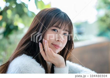 肌の潤いを実感する若い女性 104480304