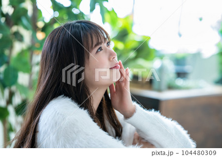肌の潤いを実感する若い女性 104480309