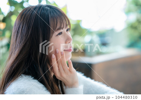 肌の潤いを実感する若い女性 104480310