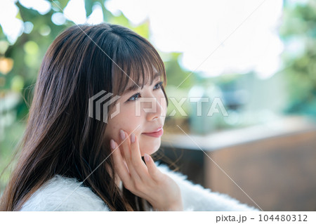 肌の潤いを実感する若い女性 104480312