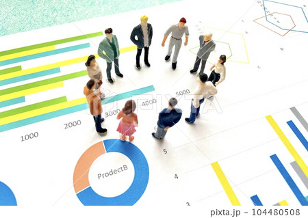 輪になって会議をするビジネスパーソン 104480508