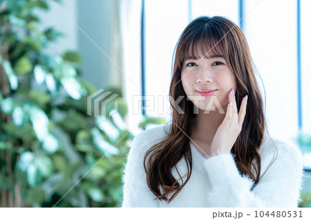 肌の潤いを実感する若い女性 肌の潤いを実感する若い女性 104480531