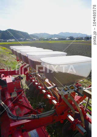 トラクターで麦の播種 トラクターで麦の播種 104480578