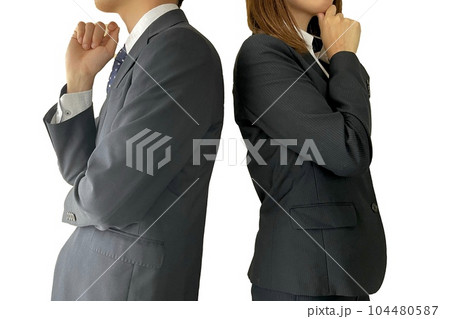 あごに手をあてて考えるビジネスパーソン あごに手をあてて考えるビジネスパーソン 104480587