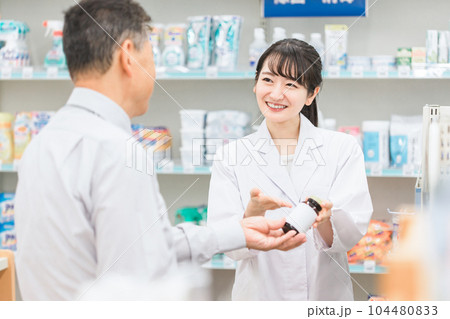 薬局で接客・薬を勧める薬剤師・調剤師 104480833