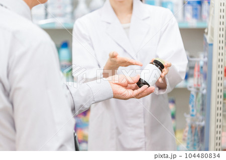薬局で接客・薬を勧める薬剤師・調剤師 104480834
