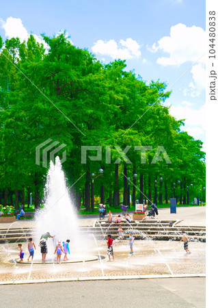 【大阪府】7月・爽やかな青空の下で、子供達が水遊び 104480838