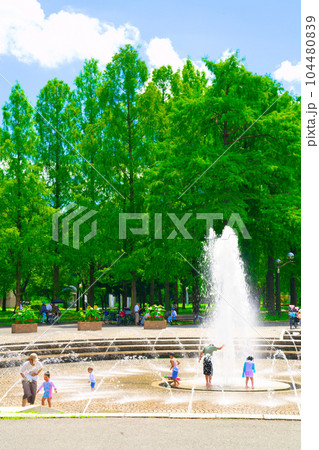 【大阪府】7月・爽やかな青空の下で、子供達が水遊び 104480839