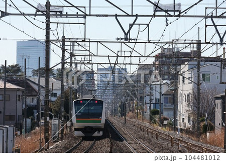 JR宇都宮線土呂駅を出発していく宇都宮線の電車 104481012