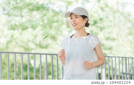 ダイエットのために運動・トレーニング・ウォーキングする女性 ダイエットのために運動・トレーニング・ウォーキングする女性 104481224
