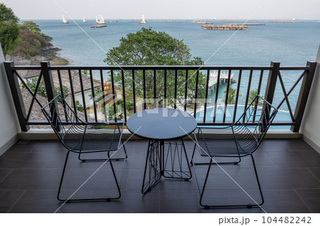 シーチャン島リゾートホテルのベランダ　タイ王国チョンブリー県 104482242