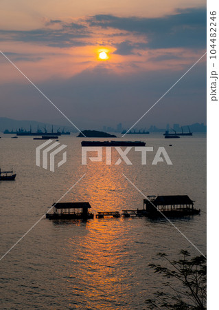 シーチャン島から見たシーラチャー湾に昇る朝日　タイ王国チョンブリー県 104482246