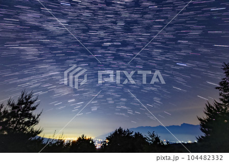 八ケ岳連峰・天女山から見る夏の星空と南アルプスの山並み 八ケ岳連峰・天女山から見る夏の星空と南アルプスの山並み 104482332