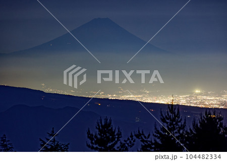 八ヶ岳連峰・天女山から見る富士山と甲府盆地の夜景 104482334