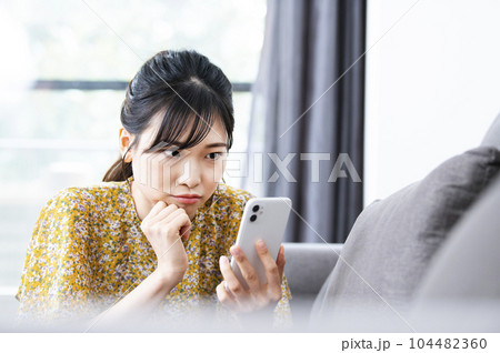 若い女性 スマホ 悩み 困る いじめ SNS 若い女性 スマホ 悩み 困る いじめ SNS 104482360