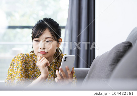 若い女性　スマホ　悩み　困る　いじめ　SNS 104482361