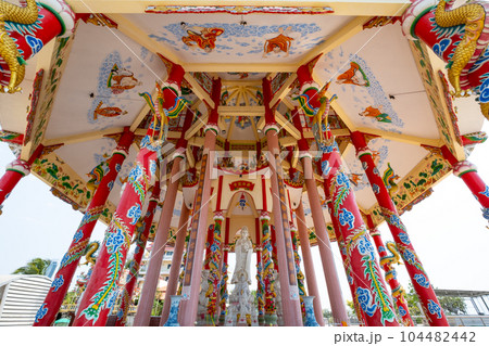 シーラチャーのワット・コ・ロイの観音像 タイ王国チョンブリー県 シーラチャーのワット・コ・ロイの観音像 タイ王国チョンブリー県 104482442