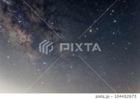 八ヶ岳連峰・天女山から見るさそり座と夏の天の川 104482673