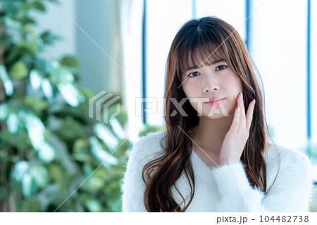 フェイスケアで悩む若い女性 104482738
