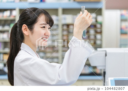 研究室で研究する医学生・研究員・薬剤師・調剤師 104482807