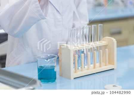 研究室で研究する医学生・研究員・薬剤師・調剤師 研究室で研究する医学生・研究員・薬剤師・調剤師 104482990