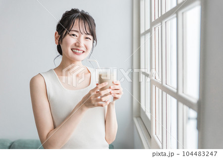 朝、家でカフェオレ・カフェラテを飲む笑顔のアジア人女性 朝、家でカフェオレ・カフェラテを飲む笑顔のアジア人女性 104483247