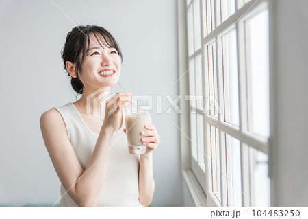 朝、家でカフェオレ・カフェラテを飲む笑顔のアジア人女性 朝、家でカフェオレ・カフェラテを飲む笑顔のアジア人女性 104483250