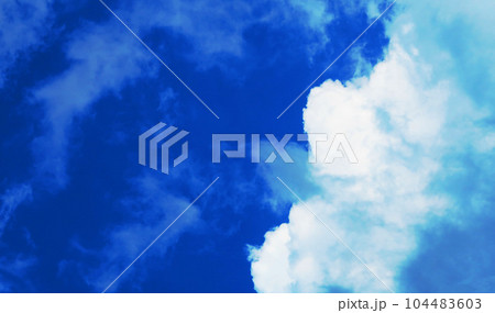 ドラマチックな表情の空と雲の風景 104483603