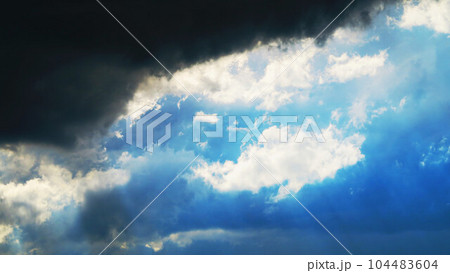 ドラマチックな表情の空と雲の風景 ドラマチックな表情の空と雲の風景 104483604