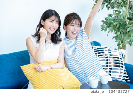 盛り上がる二人の女性 盛り上がる二人の女性 104483727