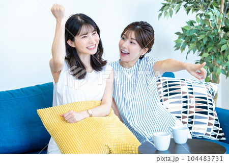盛り上がる二人の女性 盛り上がる二人の女性 104483731