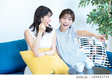 盛り上がる二人の女性 104483734