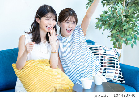 盛り上がる二人の女性 104483740