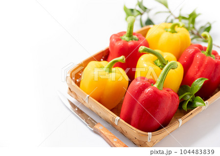 パプリカ 赤と黄色のセット ( パプリカ )白背景 パプリカ 赤と黄色のセット ( パプリカ )白背景 104483839