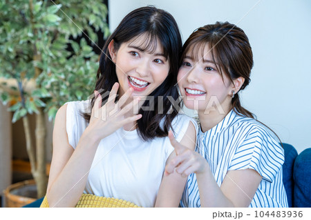 声援をおくる二人の女性 声援をおくる二人の女性 104483936