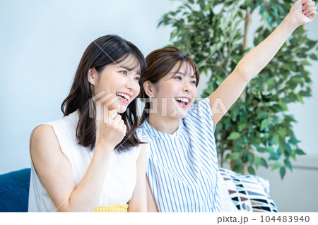声援をおくる二人の女性 声援をおくる二人の女性 104483940