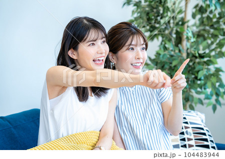 声援をおくる二人の女性 104483944