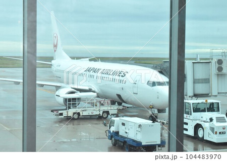 小雨の中の北九州空港に駐機中のJAL 小雨の中の北九州空港に駐機中のJAL 104483970
