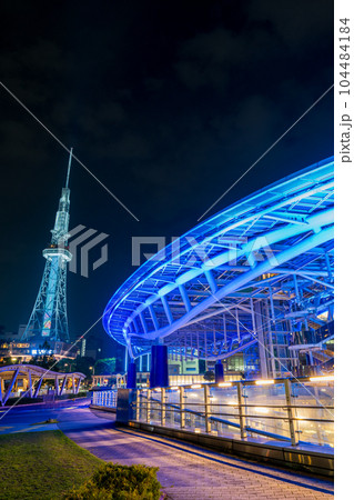 夜空に青く輝くライトアップされたタワーと街並みが美しい夜景｜愛知県名古屋市中区 104484184
