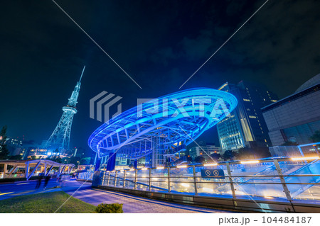 夜空に青く輝くライトアップされたタワーと街並みが美しい夜景｜愛知県名古屋市中区 104484187