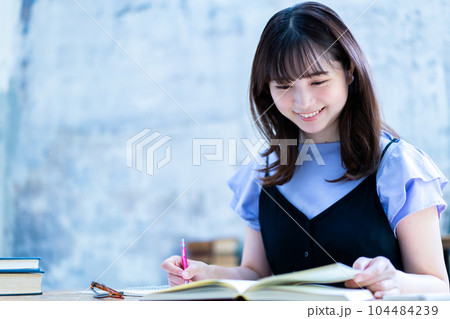 勉強する若い女性 勉強する若い女性 104484239