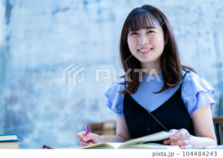 勉強する若い女性 104484243