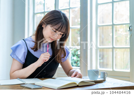 勉強する若い女性 勉強する若い女性 104484416