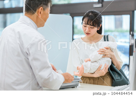 薬局に来た困っている産後のママ・母親と服薬指導する薬剤師(妊婦・授乳婦薬物療法認定薬剤師) 薬局に来た困っている産後のママ・母親と服薬指導する薬剤師(妊婦・授乳婦薬物療法認定薬剤師) 104484454