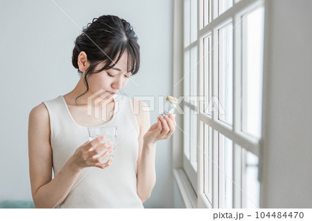 薬・ビタミン剤・サプリメントが効かない悩むアジア人女性 104484470