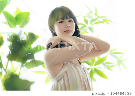 緑に囲まれた女性 ボタニカルな美容イメージ 緑に囲まれた女性 ボタニカルな美容イメージ 104484559