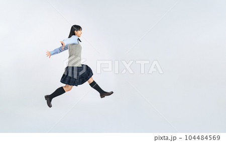 ジャンプする制服の女子学生 ジャンプする制服の女子学生 104484569