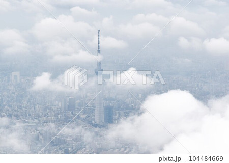小雨中、雲中の東京スカイツリー 小雨中、雲中の東京スカイツリー 104484669