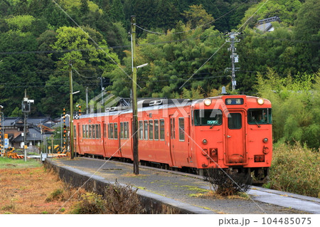 井原市駅 (芸備線) に到着した列車 井原市駅 (芸備線) に到着した列車 104485075
